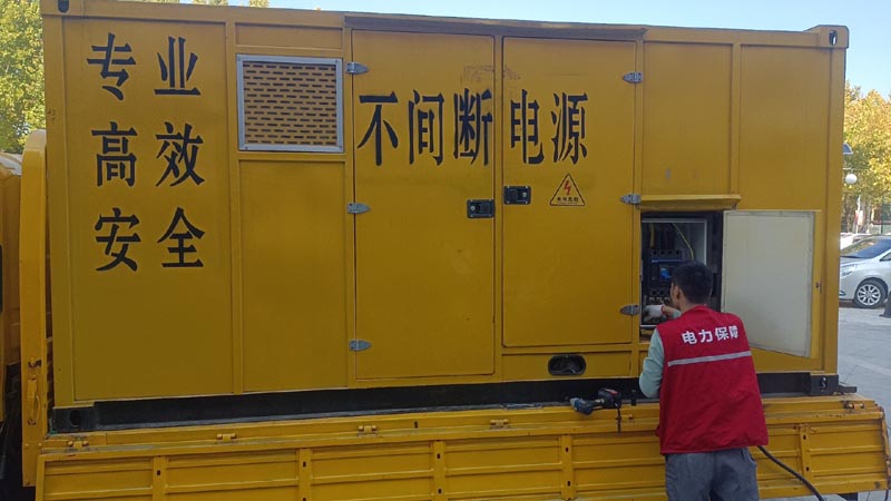 东川柴油发电机组和UPS电源配合使用时，如何避免切换过程中的电力中断？